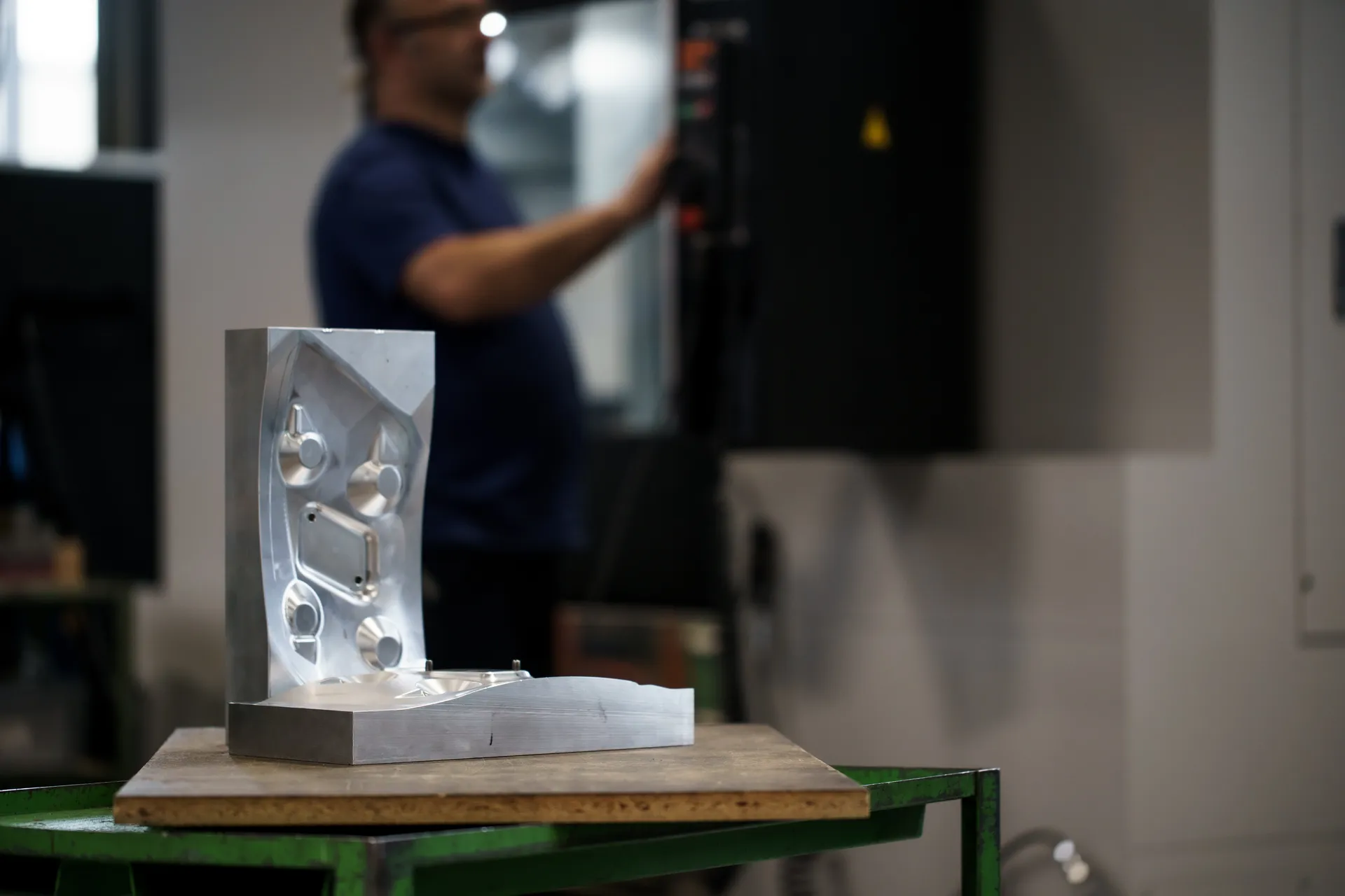 Gefrästes Aluminiumbauteil mit komplexer Kontur