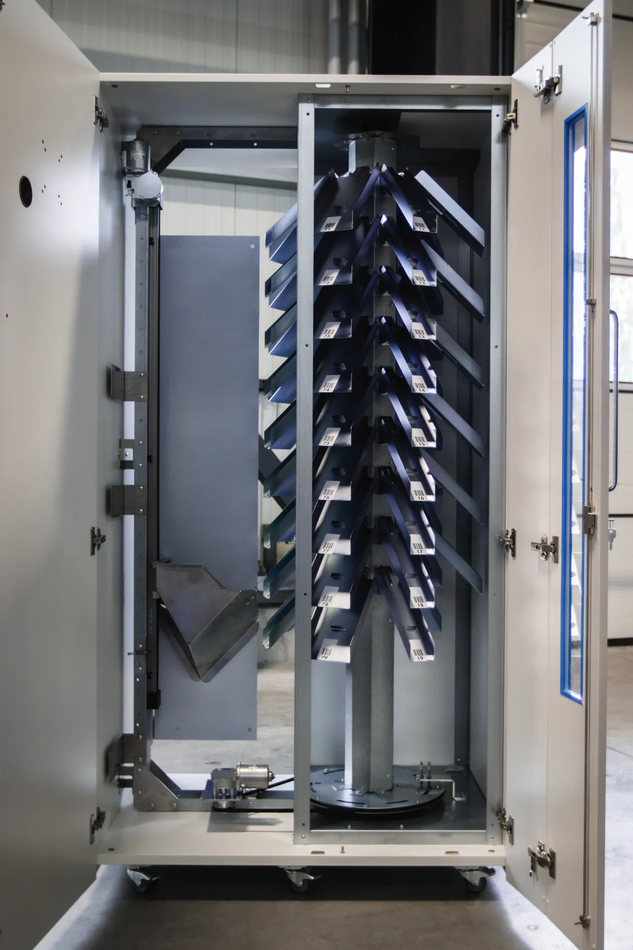 Geöffnetes Gerätegehäuse aus Blech mit innenliegender Mechanik