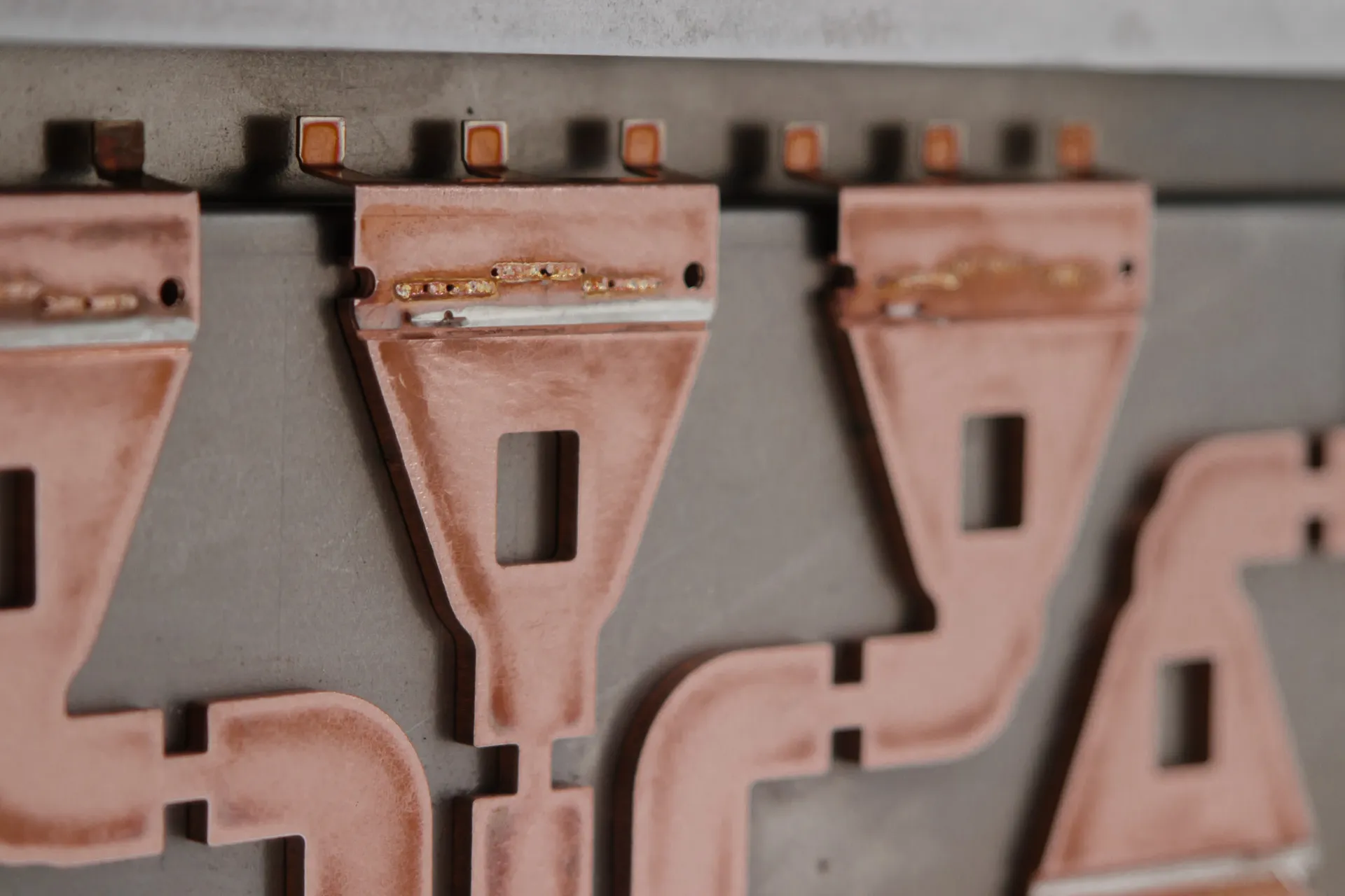 Detailaufnahme gebogener Kupferschienen