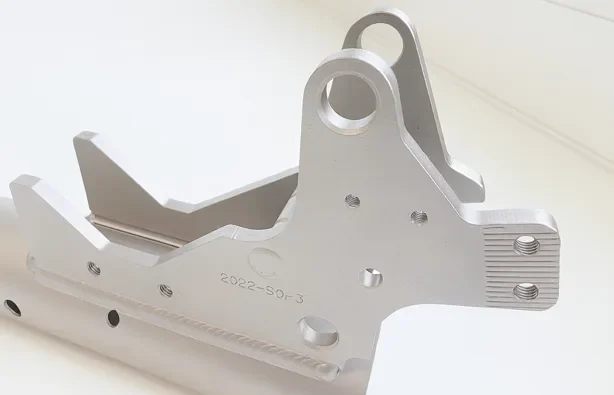 Silberner Fahrradheckträger am Porsche