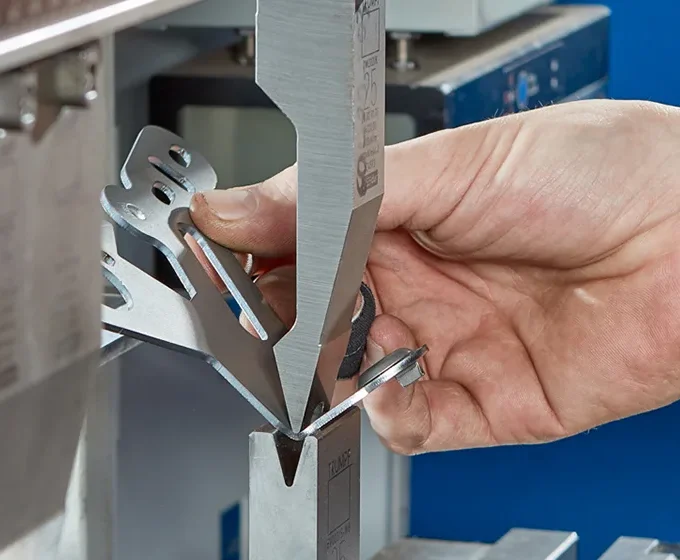 Werkzeug und Maschine zur präzisen Blechbearbeitung bei Hermann Blechtechnik Werkzeug und Maschine für Blechbearbeitung