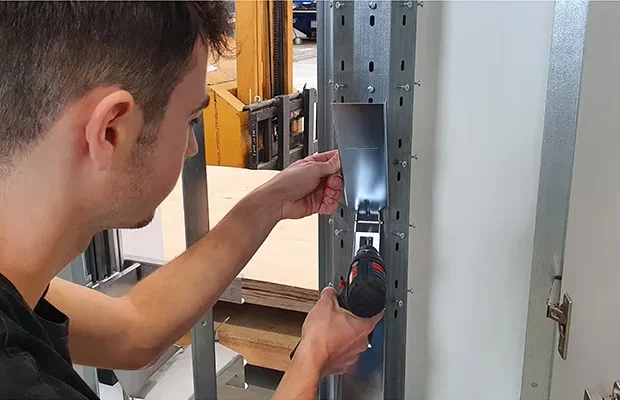 Handgelenk an Maschine in der Fertigung