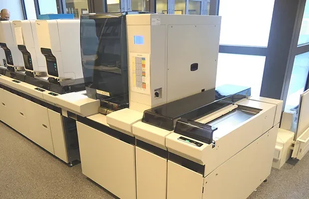Maschine in einem Büro mit elektronischen Geräten
