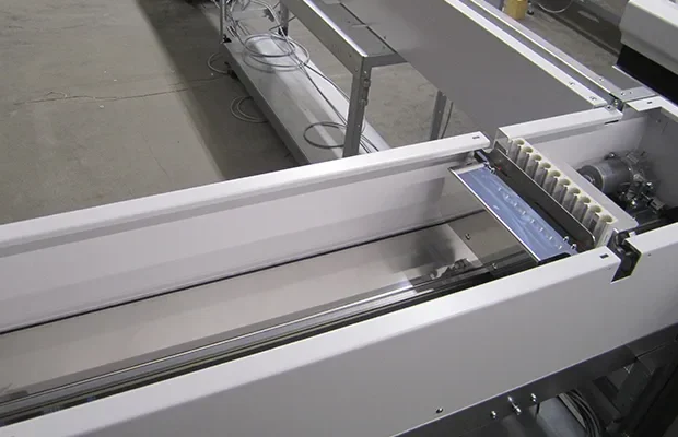Silberne Metallmaschine mit moderner Technologie