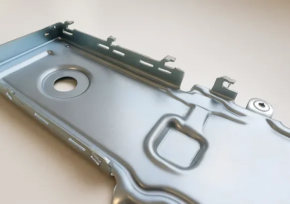 Frontdisplay-Prototyp für die Mercedes E-Klasse – Fertigungsbeispiel von Hermann Blechtechnik Prototyp Gehäuseblech für Mercedes E-Klasse