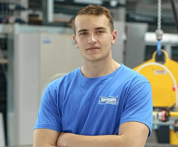 Mitarbeiter in Arbeitskleidung bei Hermann Blechtechnik