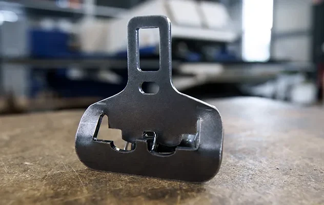 Silberne Metalloberfläche als Beispiel für Blechbearbeitung bei Hermann Blechtechnik Silberne Metalloberfläche