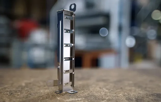 Silbernes Metall als Beispiel für die Präzision in der Blechbearbeitung bei Hermann Blechtechnik Metall in silberner Farbe