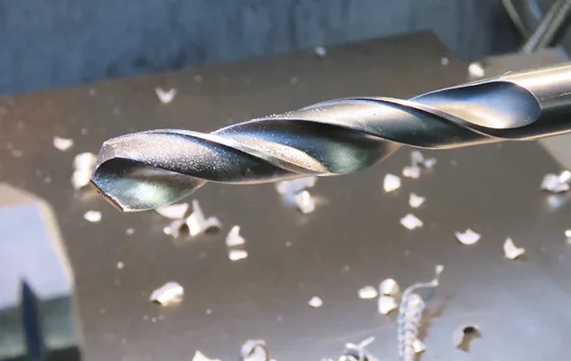 Präzisionsmaschine zur Metallbearbeitung bei Hermann Blechtechnik Maschine zur Metallbearbeitung
