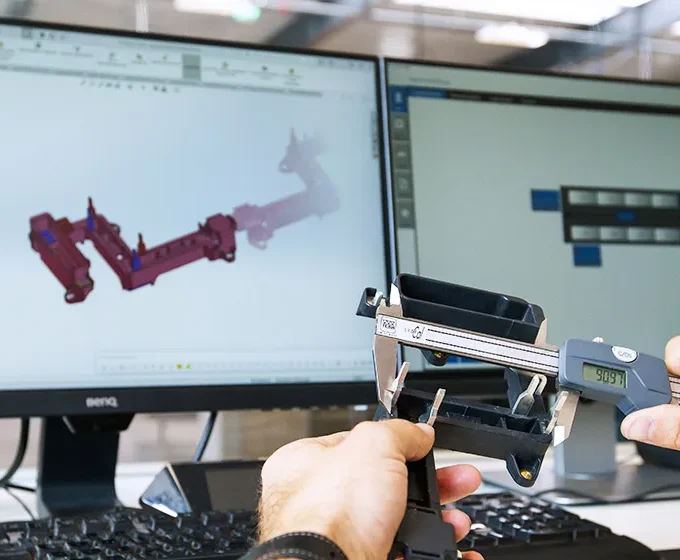Computer im Büro von Hermann Blechtechnik zur Bauteiloptimierung